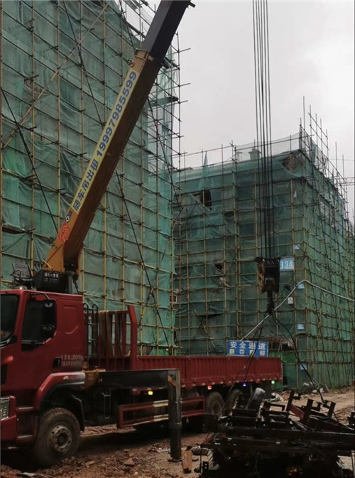 宕昌县“慢工细活”—— 吊车的 “微动控制” 技术